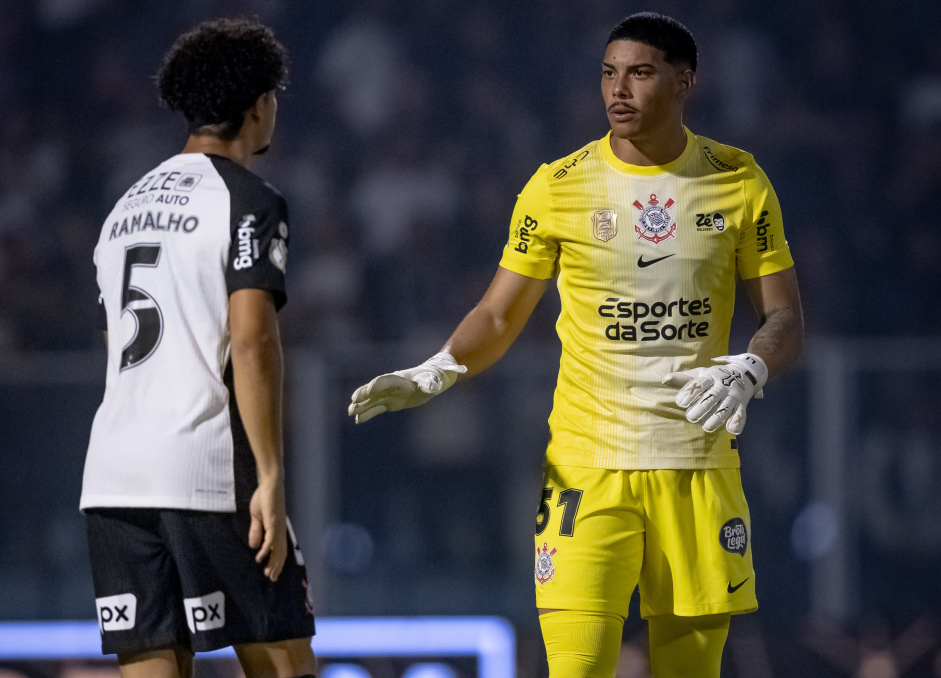 Goleiro eleito o melhor em campo pela Fiel em vitria na Copa do Brasil; atacante o pior
