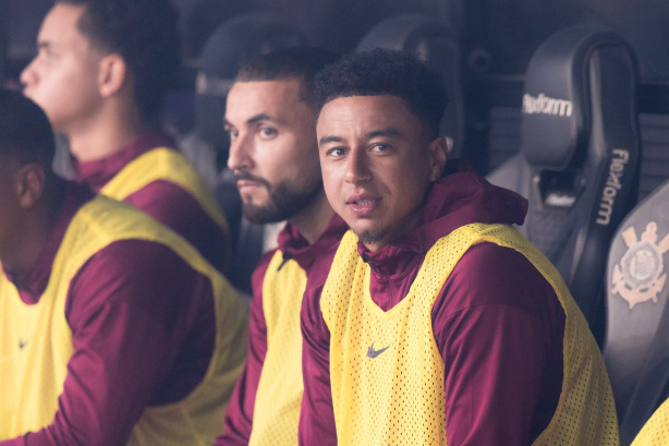 Diniz comenta evolução de dupla estrangeira e aponta planos para sequência no Corinthians