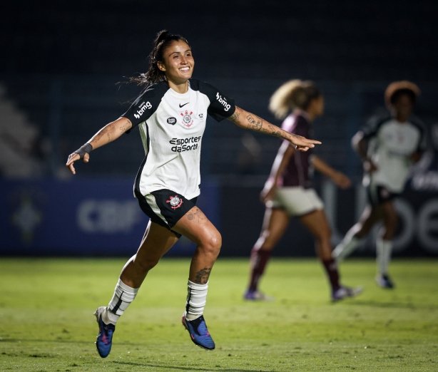 Jaqueline marcou dois gols para o Corinthians diante da Ferrovi&aacute;ria