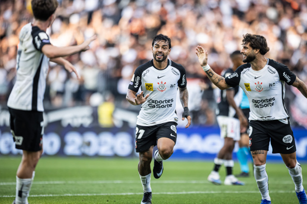 Corinthians bate Vasco da Gama com um a menos e reencontra o caminho das vitórias no Brasileirão