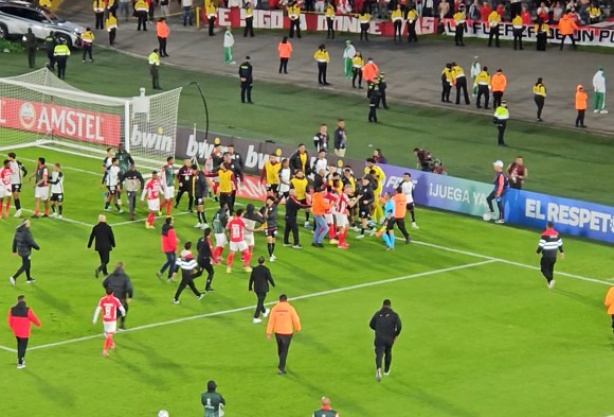 Timão Arranca Empate Heroico na Libertadores: Confusão com Hugo Souza Marca Vitória Moral Contra Santa Fe
