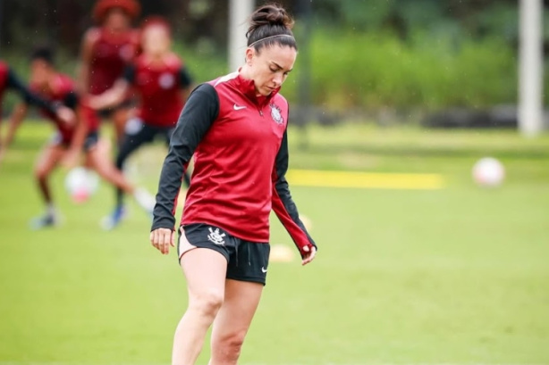Técnica do Corinthians explica ausência de Agustina Barroso e projeta volta da zagueira