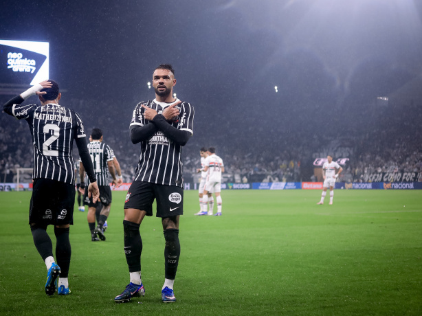 Matheuzinho destaca felicidade por desempenho de companheiro na lateral direita