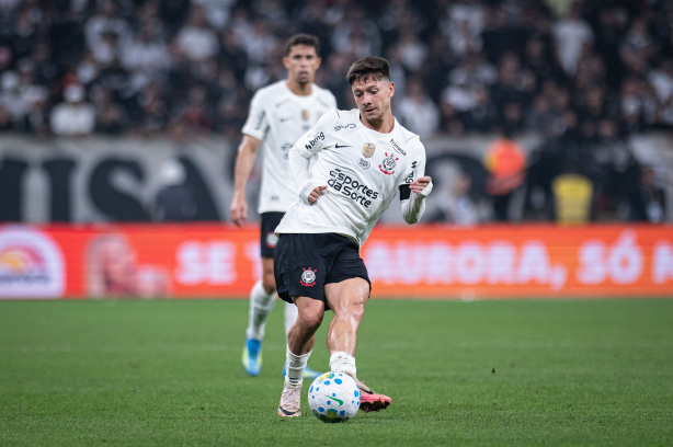 Meia do Corinthians amplia marca de assistências e se aproxima de melhor temporada pelo clube