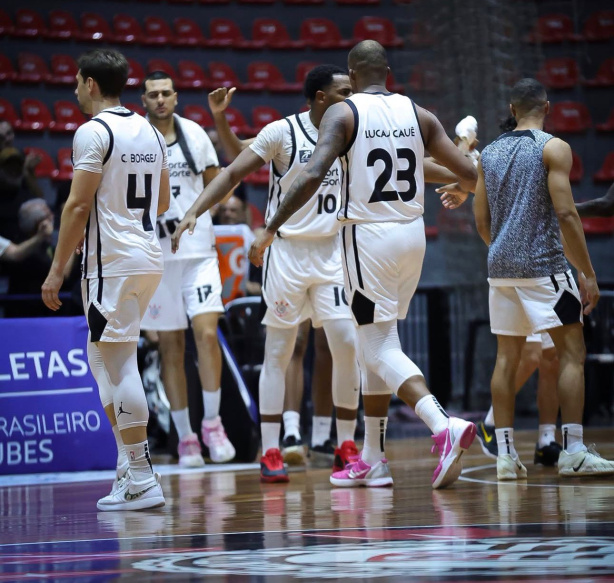 Corinthians não consegue jogar e é dominado pelo Pinheiros no primeiro jogo da semifinal do NBB