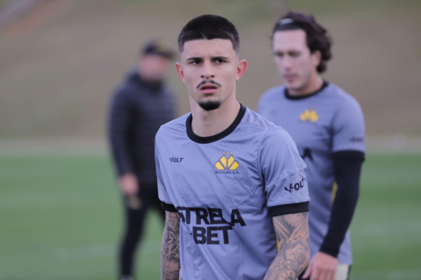 Lateral emprestado pelo Corinthians completa um mês sem entrar em campo