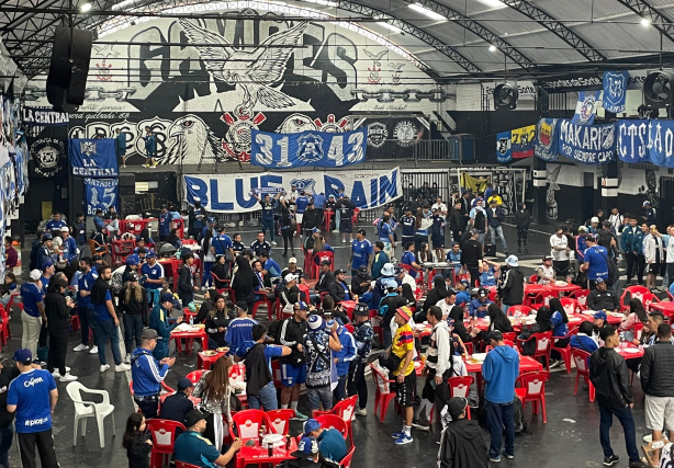 Organizada do Corinthians recebe torcida do Millonarios antes de duelo contra rival