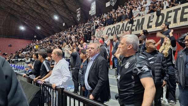 Presidente do Corinthians acompanha jogo decisivo do NBB no Wlamir Marques