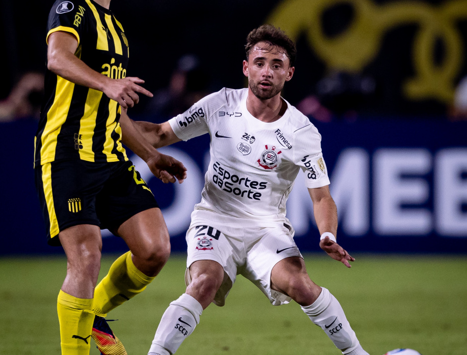 Lateral volta a jogar pelo Corinthians aps mais de um ms