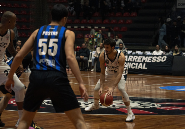 Corinthians esboça reação no fim, mas perde para o Pinheiros no terceiro jogo da semifinal do NBB