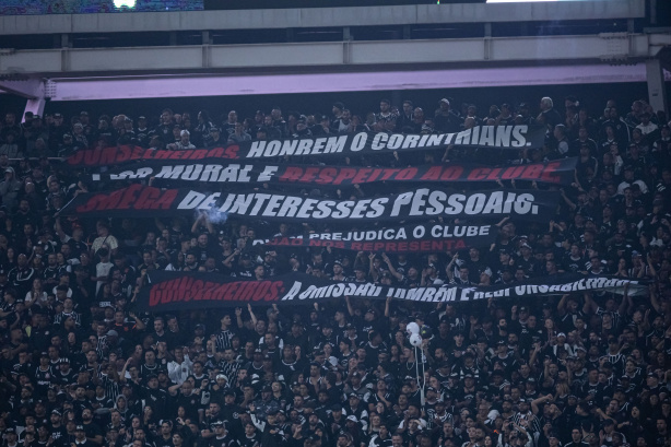 Torcedores do Corinthians erguem faixas pela expulsão de ex-presidente em jogo no Brasileirão