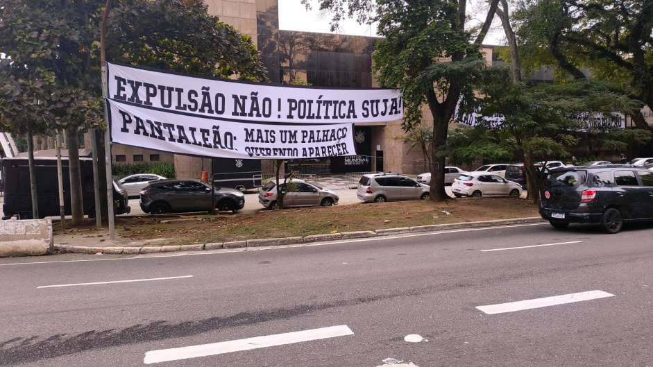 Sede do Corinthians amanhece com faixas em apoio a Andrs Sanchez antes de votao sobre expulso
