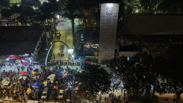 Torcedores do Corinthians protestam a favor de expulsão de Andrés Sanchez no Parque São Jorge