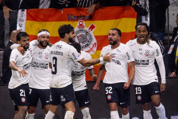Meio-campista do Corinthians revela torcida dividida na Copa e elogia Memphis Depay