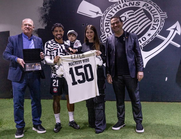 Corinthians homenageia lateral por 150 jogos pelo Timão