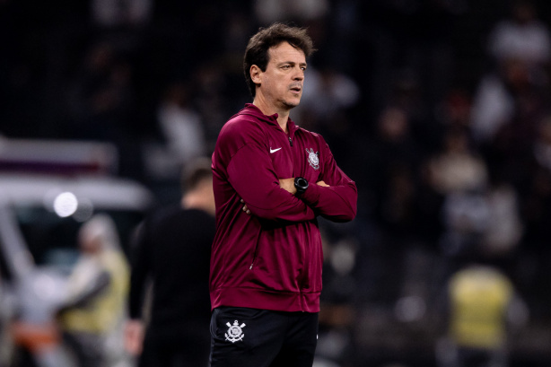 Técnico do Corinthians assume responsabilidade por derrota em casa e explica titularidade de Memphis