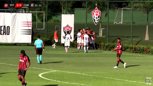Meia brilha e Corinthians vence o Vitória na estreia do Brasileirão Sub-17