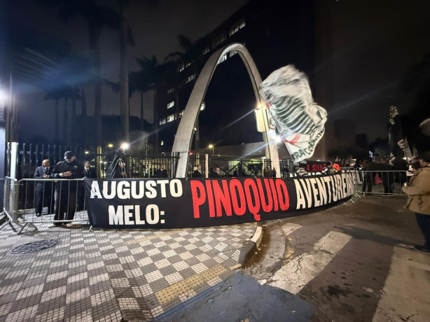 Torcida do Corinthians exibe faixas e organiza protestos a favor de expulsão de Augusto Melo
