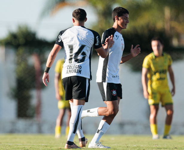 Zagueiro observado por Diniz assume a vice-artilharia do Sub
