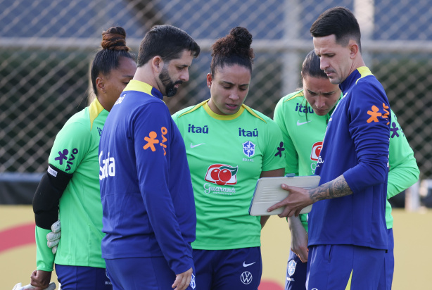 Ex-goleira do Corinthians destaca influência de Lelê após co