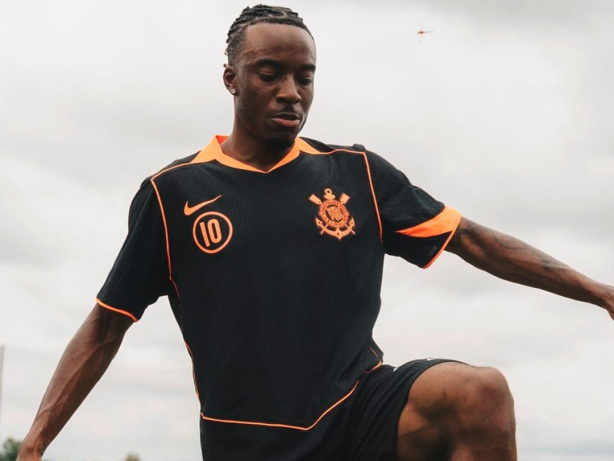 Atacante da Inglaterra participa de treino para Copa do Mundo com uniforme do Corinthians