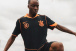 Atacante da Inglaterra participa de treino para Copa do Mundo com uniforme do Corinthians