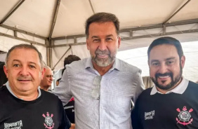 Valmir Costa (esq.) e Claudinei Alves (dir.) foram respons�veis pela contrata��o de 87 jovens para as categorias de base do Corinthians durante a gest�o de Augusto Melo (centro)