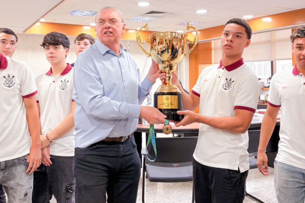 Elenco campeão da Taça Brasil Sub-17 visita presidente do Corinthians no Parque São Jorge