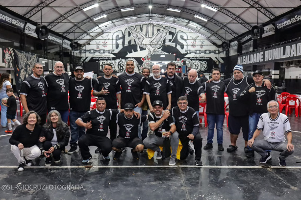 Torcida organizada do Corinthians promove almoço em homenagem aos seus ex-presidentes