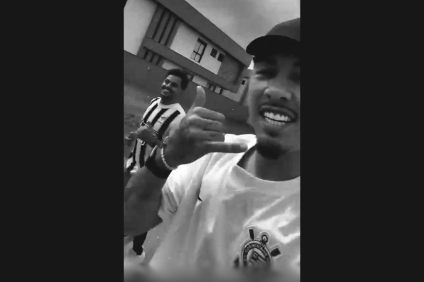 Firmino aparece com camisa da atual temporada do Corinthians em vídeo nas redes sociais