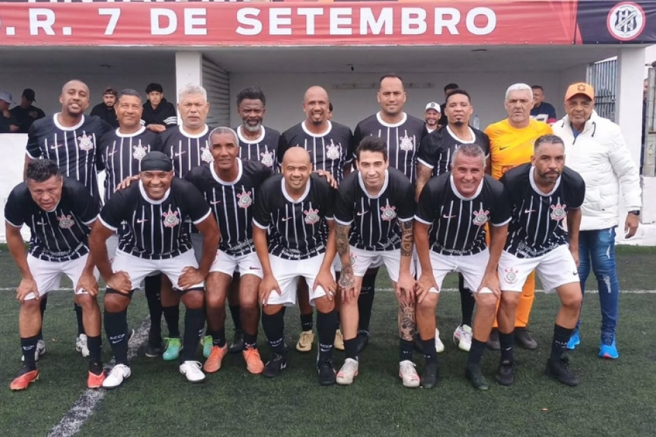 Equipe mster do Corinthians disputa amistoso solidrio em Campinas