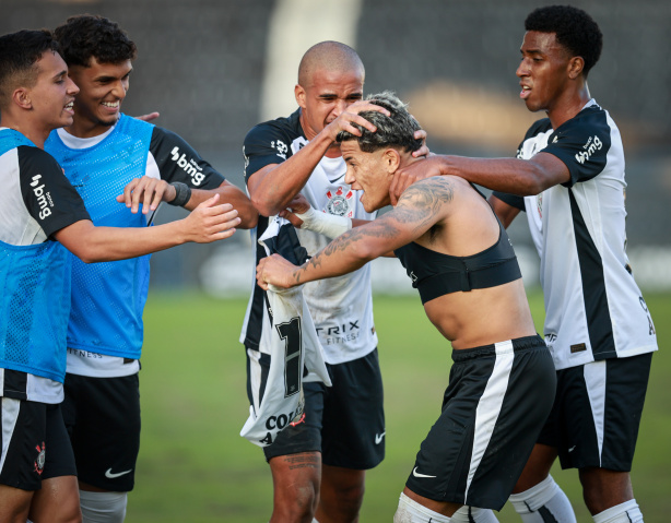 Luiz Fernando marcou o segundo gol do triunfo do Corinthians sobre o Vitória