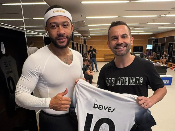 Ídolo do Corinthians sai em defesa de renovação contratual de Memphis Depay