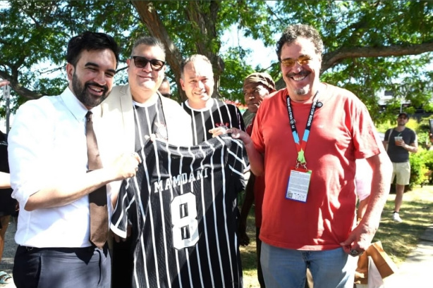Casagrande entregando camisa do Corinthians ao prefeito de Nova York