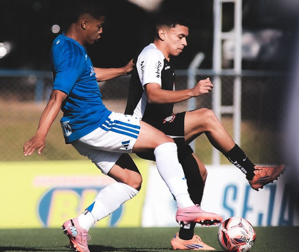 Corinthians bate o Cruzeiro fora de casa e entra no G6 no Brasileirão Sub-20