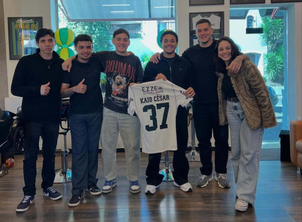 Atacante do Corinthians diverte crianças com visita a barbearia infantil em Curitiba