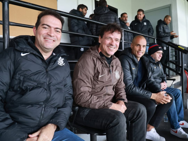 Comissão técnica e dirigentes marcaram presença no jogo do Corinthians Sub-20