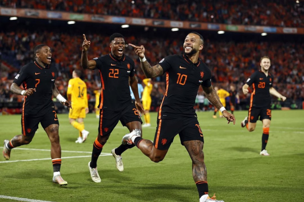 Lateral da Holanda expõe bastidores e diz que Memphis leva o Corinthians ao vestiário da seleção