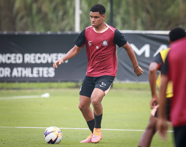 Volante do Corinthians destaca bom momento antes de clássico contra o Santos pelo Brasileiro Sub-17
