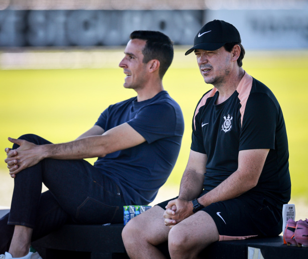 Corinthians recebe visita de técnico das Seleções Sub-20 e Sub-23 durante treino no CT Joaquim Grava