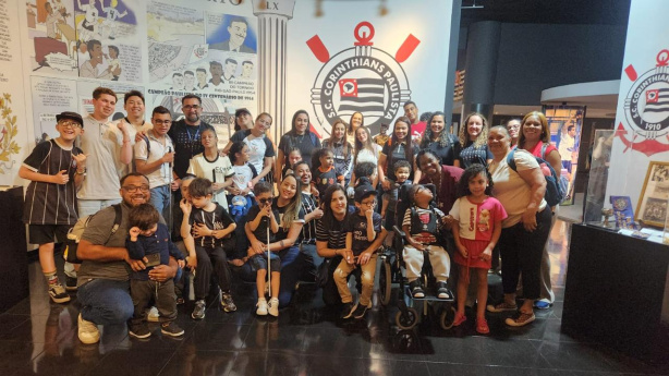 Corinthians promove tour acessível para crianças com deficiência visual na sede do clube