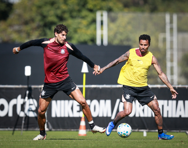 Corinthians finaliza sexta-feira com atividades de enfrentamento e força em treinamento