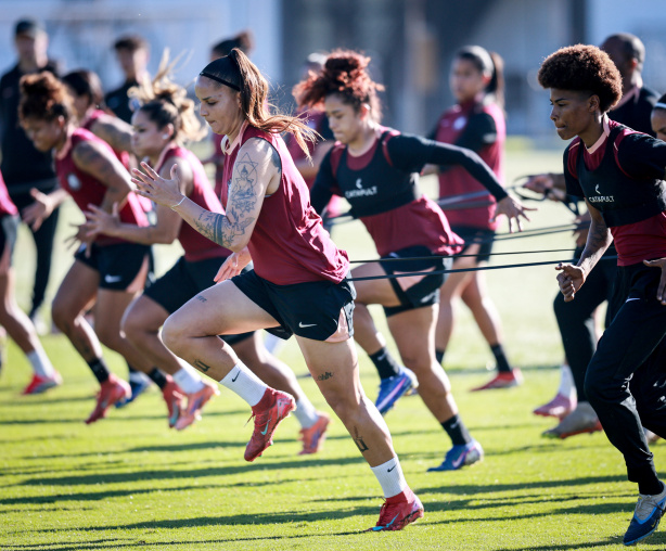 Jogadoras do Corinthians treinam com foco em organização e transição defensiva