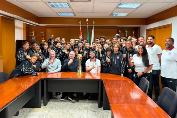 Presidente do Corinthians recebe troféu conquistado pelo Sub-13 em torneio internacional