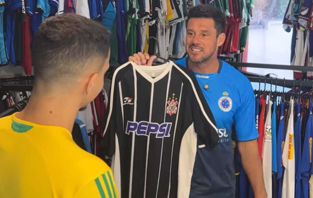 Ex-volante do Corinthians relembra bastidores de saída do clube após polêmica com presidente