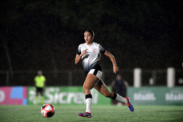 Destaque na base, meia-atacante deixa o Corinthians com apenas dez jogos pelo profissional