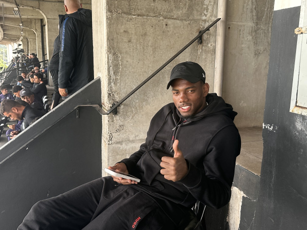 Diretoria e meio-campista do Corinthians acompanham clássico pelo Sub-17 na Fazendinha