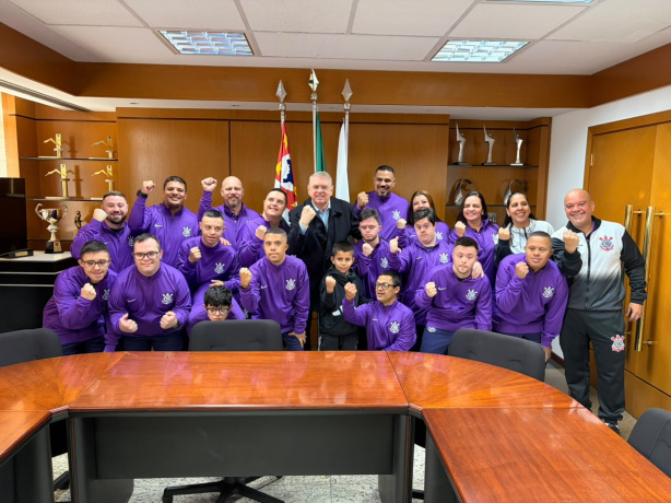 Presidente e atletas do Corinthians recebem delegação do Futsal Down antes da Copa do Brasil