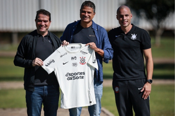 Visita de peso! William Capita ganha manto personalizado nos bastidores do Corinthians