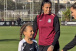 Filha de Lingard participa de treino com a equipe feminina do Corinthians durante visita ao Brasil